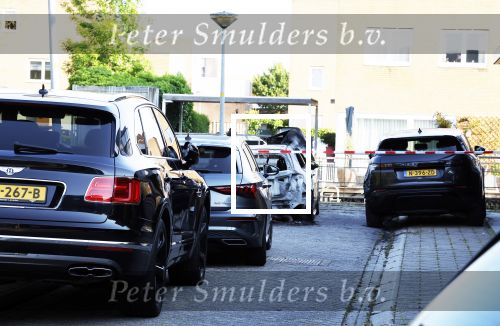 Almere 4 juni 2023
Bij Ali B voor de deur van zijn huis zijn s nachts 2 autos uitgebrand. Een Mercedes AKlasse en een Range Rover Sport . De Bentley Bentega van Ali B had geen schade