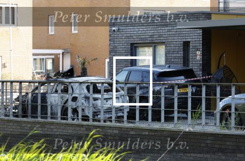 Almere 4 juni 2023
Bij Ali B voor de deur van zijn huis zijn s nachts 2 autos uitgebrand. Een Mercedes AKlasse en een Range Rover Sport . De Bentley Bentega van Ali B had geen schade