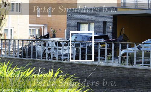 Almere 4 juni 2023
Bij Ali B voor de deur van zijn huis zijn s nachts 2 autos uitgebrand. Een Mercedes AKlasse en een Range Rover Sport . De Bentley Bentega van Ali B had geen schade