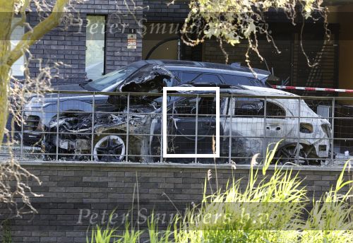 Almere 4 juni 2023
Bij Ali B voor de deur van zijn huis zijn s nachts 2 autos uitgebrand. Een Mercedes AKlasse en een Range Rover Sport . De Bentley Bentega van Ali B had geen schade