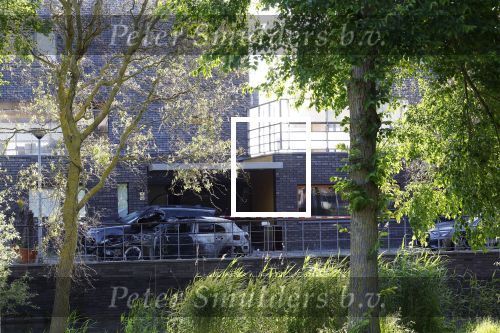 Almere 4 juni 2023
Bij Ali B voor de deur van zijn huis zijn s nachts 2 autos uitgebrand. Een Mercedes AKlasse en een Range Rover Sport . De Bentley Bentega van Ali B had geen schade