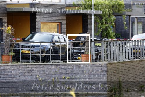 Almere 4 juni 2023
Bij Ali B voor de deur van zijn huis zijn s nachts 2 autos uitgebrand. Een Mercedes AKlasse en een Range Rover Sport . De Bentley Bentega van Ali B had geen schade