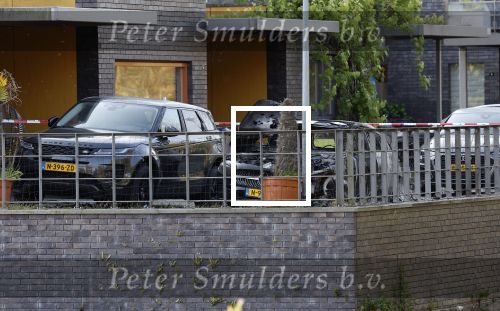Almere 4 juni 2023
Bij Ali B voor de deur van zijn huis zijn s nachts 2 autos uitgebrand. Een Mercedes AKlasse en een Range Rover Sport . De Bentley Bentega van Ali B had geen schade
