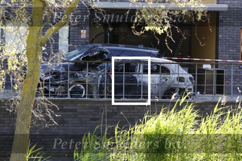 Almere 4 juni 2023
Bij Ali B voor de deur van zijn huis zijn s nachts 2 autos uitgebrand. Een Mercedes AKlasse en een Range Rover Sport . De Bentley Bentega van Ali B had geen schade
