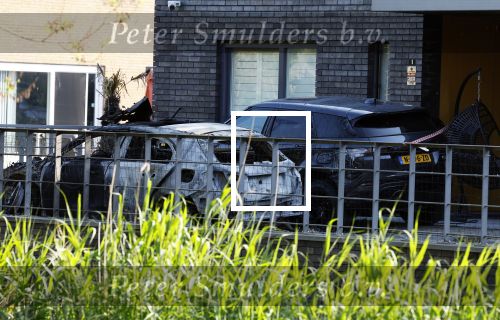 Almere 4 juni 2023
Bij Ali B voor de deur van zijn huis zijn s nachts 2 autos uitgebrand. Een Mercedes AKlasse en een Range Rover Sport . De Bentley Bentega van Ali B had geen schade