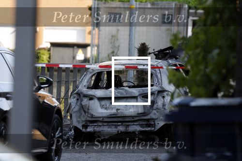 Almere 4 juni 2023
Bij Ali B voor de deur van zijn huis zijn s nachts 2 autos uitgebrand. Een Mercedes AKlasse en een Range Rover Sport . De Bentley Bentega van Ali B had geen schade