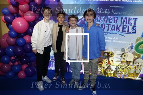 Amsterdam 24 juni 2023
Premiere TIENER MET TENTAKELS in Pathe Arena .
Boyband R.E.D.
