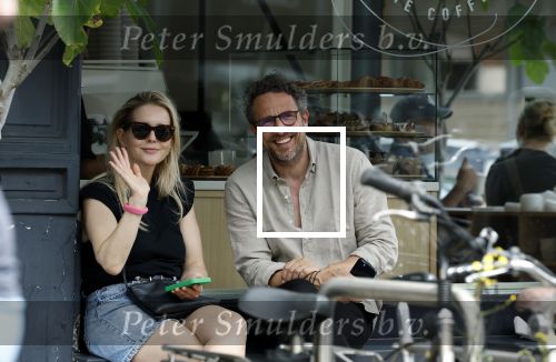 Amsterdam 26 juni 2023
Chantal Janzen en haar man Marco Geeratz drinken gezellig een kopje koffie in Amsterdam zuid.
