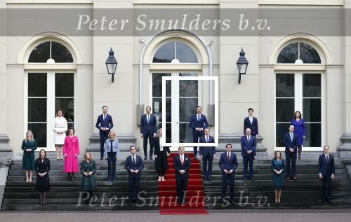 Den haag 10 januari 2022
Balkonscene nieuwe kabinet op paleis Noordeinde.

Dilan Yesilgoz en Kabinet Rutte IV op bordes

Koning Willem Alexander Mark Rutte Wopke Hoekstra Hugo de Jonge Kasja ollongren Liesje Schreinemacher Franc Weerwind Dilan Yesilgoz Hanke Bruins Robbert Dijkgraaf Dennis Wiersma Mark Harbers Micky Adriaansens Rob Jetten Henk Staghouwer Christianne v d Wal Karien v Gennip Carola Schouten Ernst Kuipers en Conny Helder .