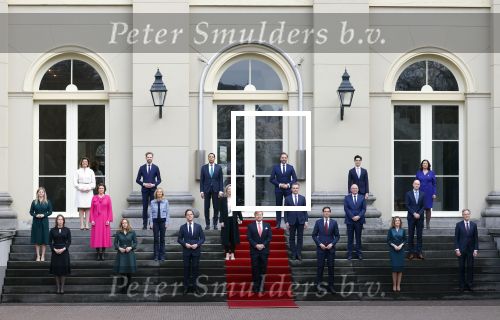 Den haag 10 januari 2022
Balkonscene nieuwe kabinet op paleis Noordeinde.

Dilan Yesilgoz en Kabinet Rutte IV op bordes

Koning Willem Alexander Mark Rutte Wopke Hoekstra Hugo de Jonge Kasja ollongren Liesje Schreinemacher Franc Weerwind Dilan Yesilgoz Hanke Bruins Robbert Dijkgraaf Dennis Wiersma Mark Harbers Micky Adriaansens Rob Jetten Henk Staghouwer Christianne v d Wal Karien v Gennip Carola Schouten Ernst Kuipers en Conny Helder .