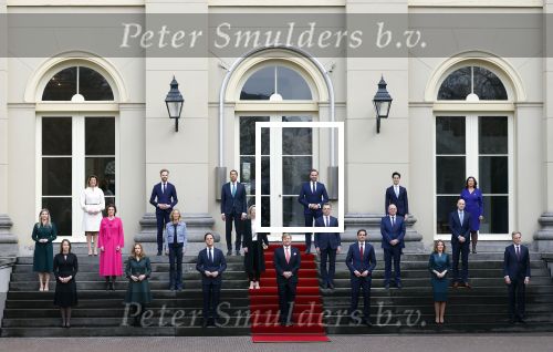 Den haag 10 januari 2022
Balkonscene nieuwe kabinet op paleis Noordeinde.

Dilan Yesilgoz en Kabinet Rutte IV op bordes

Koning Willem Alexander Mark Rutte Wopke Hoekstra Hugo de Jonge Kasja ollongren Liesje Schreinemacher Franc Weerwind Dilan Yesilgoz Hanke Bruins Robbert Dijkgraaf Dennis Wiersma Mark Harbers Micky Adriaansens Rob Jetten Henk Staghouwer Christianne v d Wal Karien v Gennip Carola Schouten Ernst Kuipers en Conny Helder .