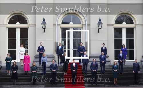 Den haag 10 januari 2022
Balkonscene nieuwe kabinet op paleis Noordeinde.

Dilan Yesilgoz en Kabinet Rutte IV op bordes

Koning Willem Alexander Mark Rutte Wopke Hoekstra Hugo de Jonge Kasja ollongren Liesje Schreinemacher Franc Weerwind Dilan Yesilgoz Hanke Bruins Robbert Dijkgraaf Dennis Wiersma Mark Harbers Micky Adriaansens Rob Jetten Henk Staghouwer Christianne v d Wal Karien v Gennip Carola Schouten Ernst Kuipers en Conny Helder .