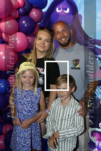 Amsterdam 24 juni 2023
Premiere TIENER MET TENTAKELS in Pathe Arena .
Edino v Dorsten met vriendin en kinderen