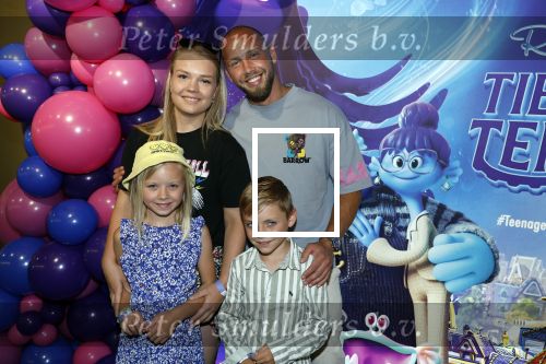Amsterdam 24 juni 2023
Premiere TIENER MET TENTAKELS in Pathe Arena .
Edino v Dorsten met vriendin en kinderen