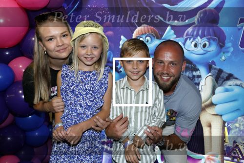 Amsterdam 24 juni 2023
Premiere TIENER MET TENTAKELS in Pathe Arena .
Edino v Dorsten met vriendin en kinderen