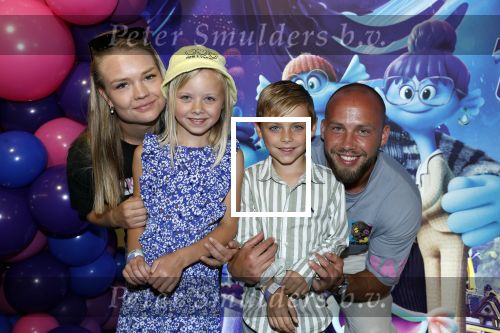 Amsterdam 24 juni 2023
Premiere TIENER MET TENTAKELS in Pathe Arena .
Edino v Dorsten met vriendin en kinderen