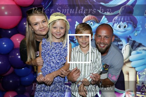 Amsterdam 24 juni 2023
Premiere TIENER MET TENTAKELS in Pathe Arena .
Edino v Dorsten met vriendin en kinderen