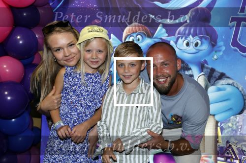 Amsterdam 24 juni 2023
Premiere TIENER MET TENTAKELS in Pathe Arena .
Edino v Dorsten met vriendin en kinderen