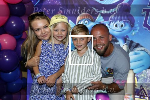 Amsterdam 24 juni 2023
Premiere TIENER MET TENTAKELS in Pathe Arena .
Edino v Dorsten met vriendin en kinderen