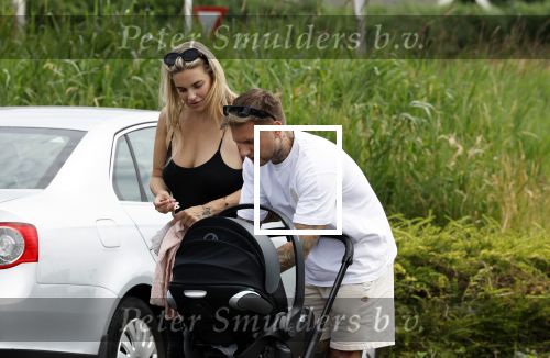 Vinkeveen 20 juini 2023
Gaby BLaaser en haar vriend Robin komen bij the Harbour Club naar buiten met hun pasgeboren dochter Isabella . Het was de eerste keer dat Isabella met haar ouders en uitje had. Ze was precies 1 week oud.