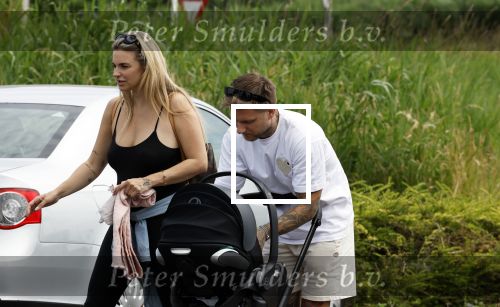 Vinkeveen 20 juini 2023
Gaby BLaaser en haar vriend Robin komen bij the Harbour Club naar buiten met hun pasgeboren dochter Isabella . Het was de eerste keer dat Isabella met haar ouders en uitje had. Ze was precies 1 week oud.