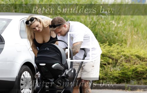 Vinkeveen 20 juini 2023
Gaby BLaaser en haar vriend Robin komen bij the Harbour Club naar buiten met hun pasgeboren dochter Isabella . Het was de eerste keer dat Isabella met haar ouders en uitje had. Ze was precies 1 week oud.