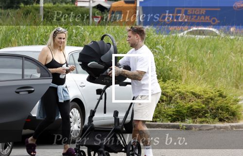 Vinkeveen 20 juini 2023
Gaby BLaaser en haar vriend Robin komen bij the Harbour Club naar buiten met hun pasgeboren dochter Isabella . Het was de eerste keer dat Isabella met haar ouders en uitje had. Ze was precies 1 week oud.