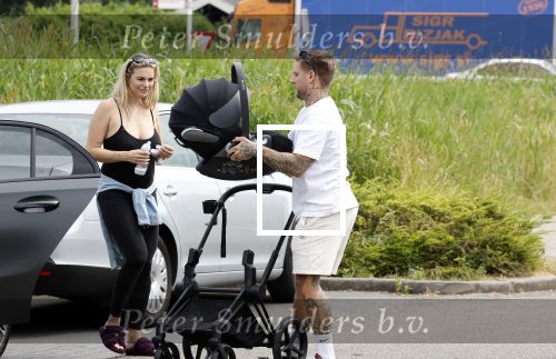 Vinkeveen 20 juini 2023
Gaby BLaaser en haar vriend Robin komen bij the Harbour Club naar buiten met hun pasgeboren dochter Isabella . Het was de eerste keer dat Isabella met haar ouders en uitje had. Ze was precies 1 week oud.