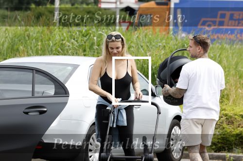 Vinkeveen 20 juini 2023
Gaby BLaaser en haar vriend Robin komen bij the Harbour Club naar buiten met hun pasgeboren dochter Isabella . Het was de eerste keer dat Isabella met haar ouders en uitje had. Ze was precies 1 week oud.