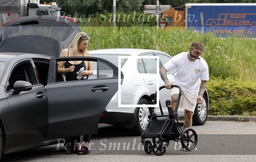 Vinkeveen 20 juini 2023
Gaby BLaaser en haar vriend Robin komen bij the Harbour Club naar buiten met hun pasgeboren dochter Isabella . Het was de eerste keer dat Isabella met haar ouders en uitje had. Ze was precies 1 week oud.