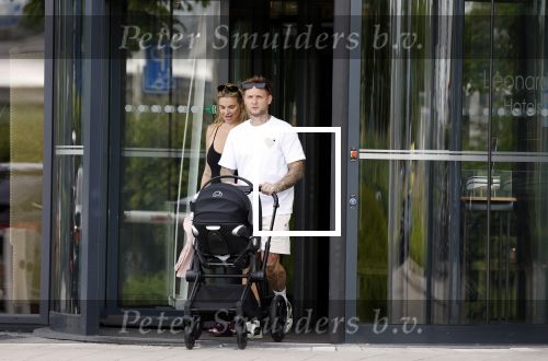 Vinkeveen 20 juini 2023
Gaby BLaaser en haar vriend Robin komen bij the Harbour Club naar buiten met hun pasgeboren dochter Isabella . Het was de eerste keer dat Isabella met haar ouders en uitje had. Ze was precies 1 week oud.