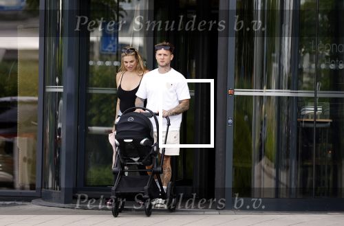 Vinkeveen 20 juini 2023
Gaby BLaaser en haar vriend Robin komen bij the Harbour Club naar buiten met hun pasgeboren dochter Isabella . Het was de eerste keer dat Isabella met haar ouders en uitje had. Ze was precies 1 week oud.