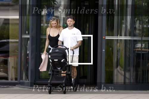 Vinkeveen 20 juini 2023
Gaby BLaaser en haar vriend Robin komen bij the Harbour Club naar buiten met hun pasgeboren dochter Isabella . Het was de eerste keer dat Isabella met haar ouders en uitje had. Ze was precies 1 week oud.