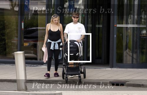 Vinkeveen 20 juini 2023
Gaby BLaaser en haar vriend Robin komen bij the Harbour Club naar buiten met hun pasgeboren dochter Isabella . Het was de eerste keer dat Isabella met haar ouders en uitje had. Ze was precies 1 week oud.