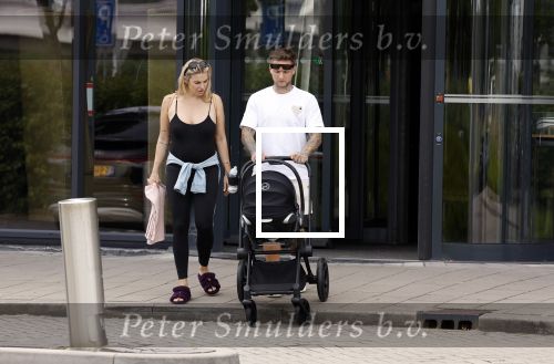 Vinkeveen 20 juini 2023
Gaby BLaaser en haar vriend Robin komen bij the Harbour Club naar buiten met hun pasgeboren dochter Isabella . Het was de eerste keer dat Isabella met haar ouders en uitje had. Ze was precies 1 week oud.
