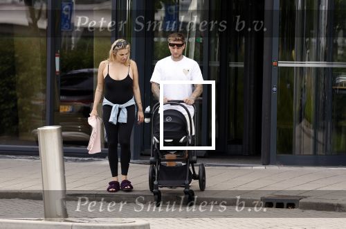 Vinkeveen 20 juini 2023
Gaby BLaaser en haar vriend Robin komen bij the Harbour Club naar buiten met hun pasgeboren dochter Isabella . Het was de eerste keer dat Isabella met haar ouders en uitje had. Ze was precies 1 week oud.