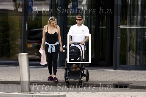 Vinkeveen 20 juini 2023
Gaby BLaaser en haar vriend Robin komen bij the Harbour Club naar buiten met hun pasgeboren dochter Isabella . Het was de eerste keer dat Isabella met haar ouders en uitje had. Ze was precies 1 week oud.
