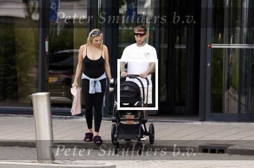 Vinkeveen 20 juini 2023
Gaby BLaaser en haar vriend Robin komen bij the Harbour Club naar buiten met hun pasgeboren dochter Isabella . Het was de eerste keer dat Isabella met haar ouders en uitje had. Ze was precies 1 week oud.