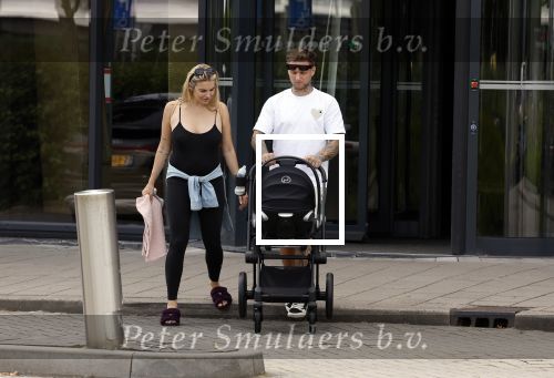Vinkeveen 20 juini 2023
Gaby BLaaser en haar vriend Robin komen bij the Harbour Club naar buiten met hun pasgeboren dochter Isabella . Het was de eerste keer dat Isabella met haar ouders en uitje had. Ze was precies 1 week oud.