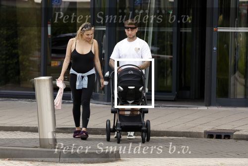 Vinkeveen 20 juini 2023
Gaby BLaaser en haar vriend Robin komen bij the Harbour Club naar buiten met hun pasgeboren dochter Isabella . Het was de eerste keer dat Isabella met haar ouders en uitje had. Ze was precies 1 week oud.