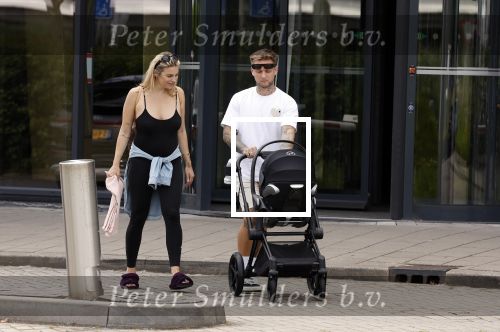 Vinkeveen 20 juini 2023
Gaby BLaaser en haar vriend Robin komen bij the Harbour Club naar buiten met hun pasgeboren dochter Isabella . Het was de eerste keer dat Isabella met haar ouders en uitje had. Ze was precies 1 week oud.
