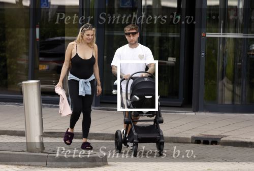 Vinkeveen 20 juini 2023
Gaby BLaaser en haar vriend Robin komen bij the Harbour Club naar buiten met hun pasgeboren dochter Isabella . Het was de eerste keer dat Isabella met haar ouders en uitje had. Ze was precies 1 week oud.