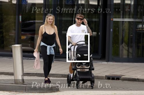 Vinkeveen 20 juini 2023
Gaby BLaaser en haar vriend Robin komen bij the Harbour Club naar buiten met hun pasgeboren dochter Isabella . Het was de eerste keer dat Isabella met haar ouders en uitje had. Ze was precies 1 week oud.