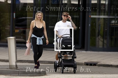 Vinkeveen 20 juini 2023
Gaby BLaaser en haar vriend Robin komen bij the Harbour Club naar buiten met hun pasgeboren dochter Isabella . Het was de eerste keer dat Isabella met haar ouders en uitje had. Ze was precies 1 week oud.