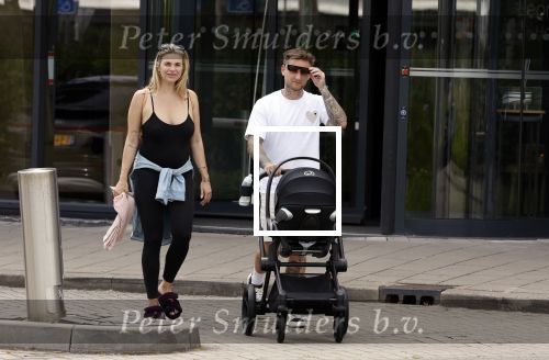 Vinkeveen 20 juini 2023
Gaby BLaaser en haar vriend Robin komen bij the Harbour Club naar buiten met hun pasgeboren dochter Isabella . Het was de eerste keer dat Isabella met haar ouders en uitje had. Ze was precies 1 week oud.