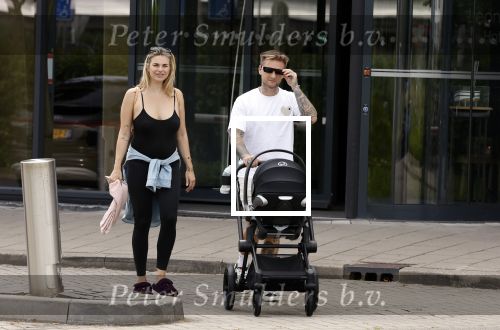 Vinkeveen 20 juini 2023
Gaby BLaaser en haar vriend Robin komen bij the Harbour Club naar buiten met hun pasgeboren dochter Isabella . Het was de eerste keer dat Isabella met haar ouders en uitje had. Ze was precies 1 week oud.