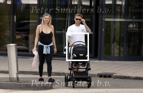 Vinkeveen 20 juini 2023
Gaby BLaaser en haar vriend Robin komen bij the Harbour Club naar buiten met hun pasgeboren dochter Isabella . Het was de eerste keer dat Isabella met haar ouders en uitje had. Ze was precies 1 week oud.
