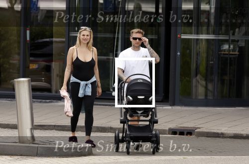 Vinkeveen 20 juini 2023
Gaby BLaaser en haar vriend Robin komen bij the Harbour Club naar buiten met hun pasgeboren dochter Isabella . Het was de eerste keer dat Isabella met haar ouders en uitje had. Ze was precies 1 week oud.