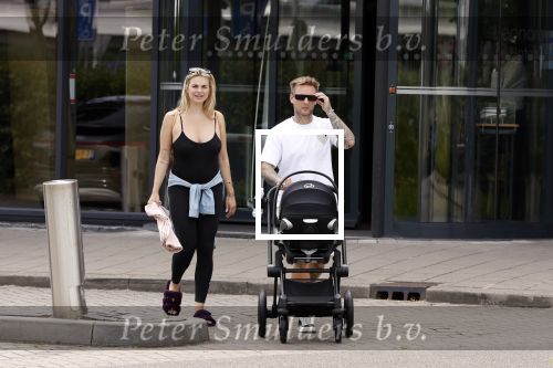 Vinkeveen 20 juini 2023
Gaby BLaaser en haar vriend Robin komen bij the Harbour Club naar buiten met hun pasgeboren dochter Isabella . Het was de eerste keer dat Isabella met haar ouders en uitje had. Ze was precies 1 week oud.
