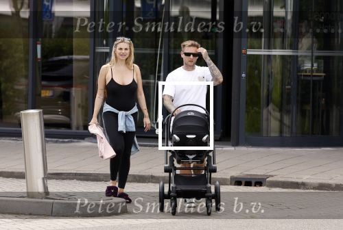 Vinkeveen 20 juini 2023
Gaby BLaaser en haar vriend Robin komen bij the Harbour Club naar buiten met hun pasgeboren dochter Isabella . Het was de eerste keer dat Isabella met haar ouders en uitje had. Ze was precies 1 week oud.
